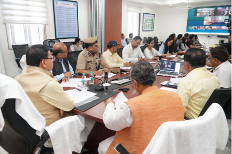 मुख्यमंत्री श्री पुष्कर सिंह धामी ने आईटी पार्क स्थित राज्य आपदा परिचालन केन्द्र से प्रदेश के विभिन्न क्षेत्रों में हो रही अतिवृष्टि की जानकारी ली।